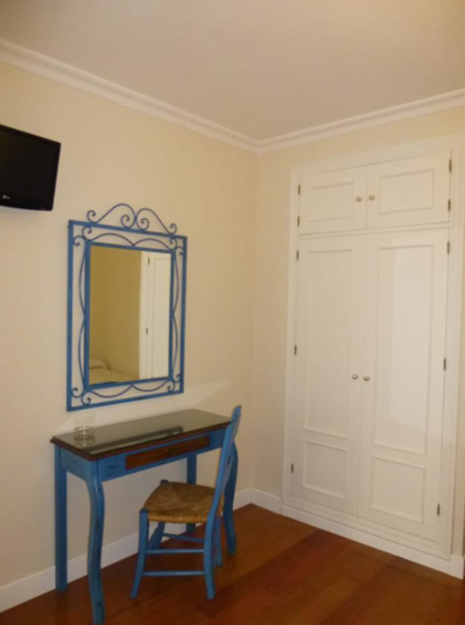 Le Petit Paris Hotel Севиля Екстериор снимка