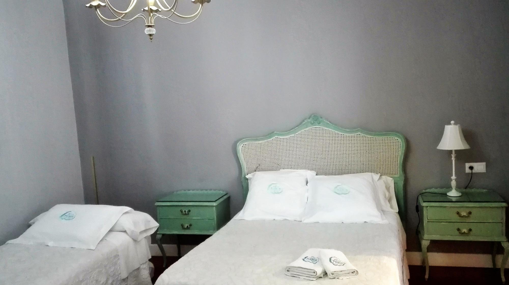 Le Petit Paris Hotel Севиля Екстериор снимка
