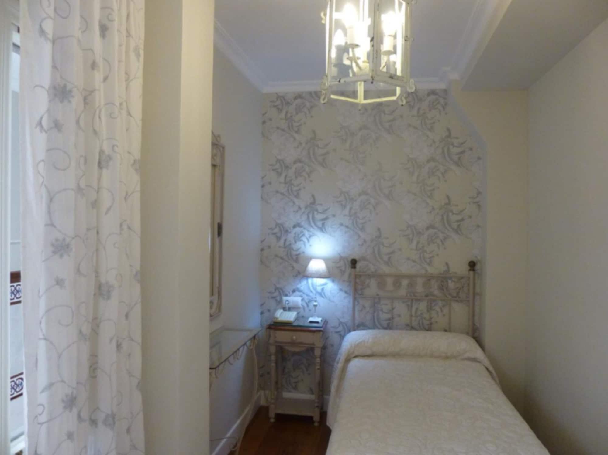 Le Petit Paris Hotel Севиля Екстериор снимка