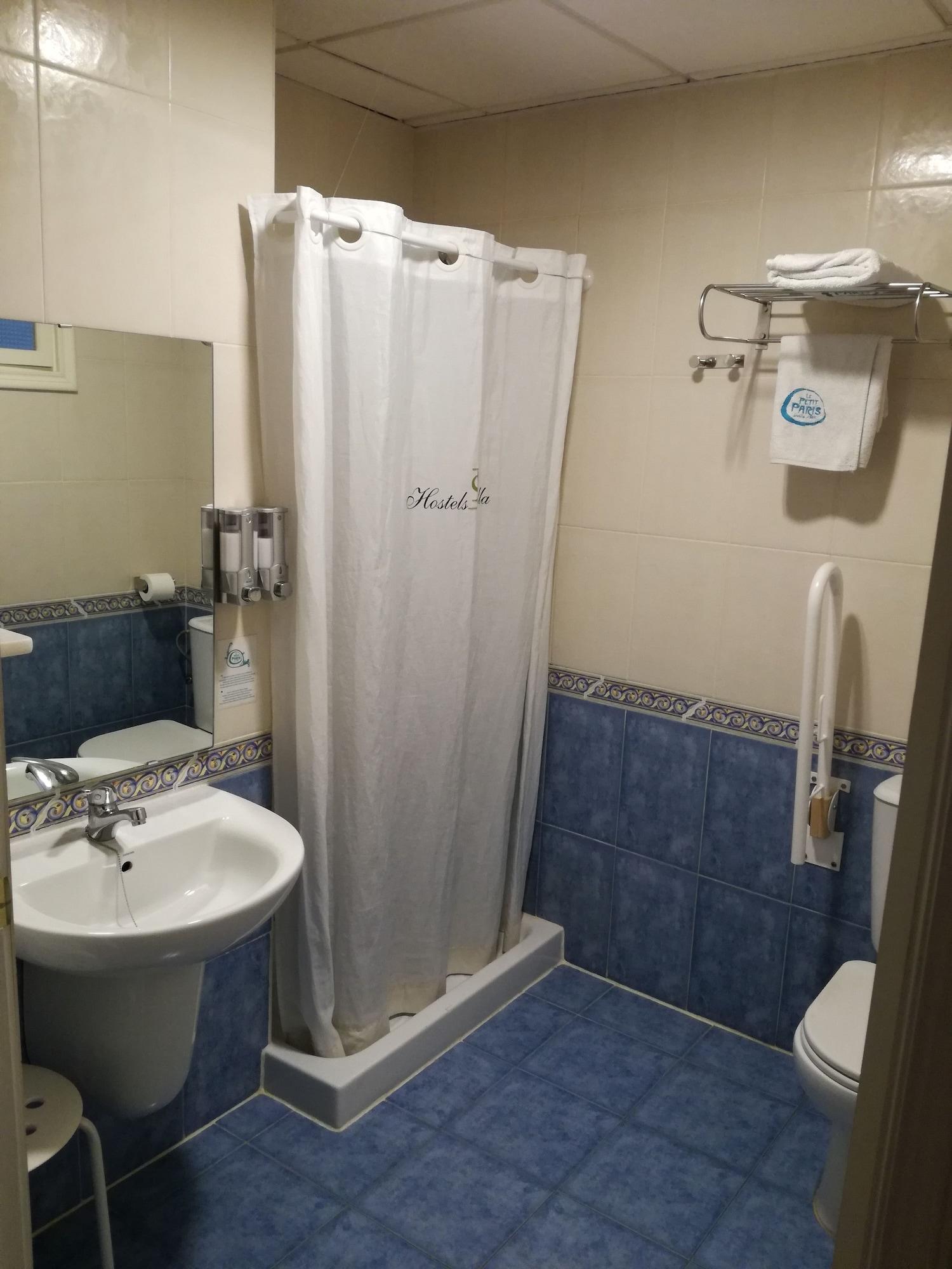 Le Petit Paris Hotel Севиля Екстериор снимка