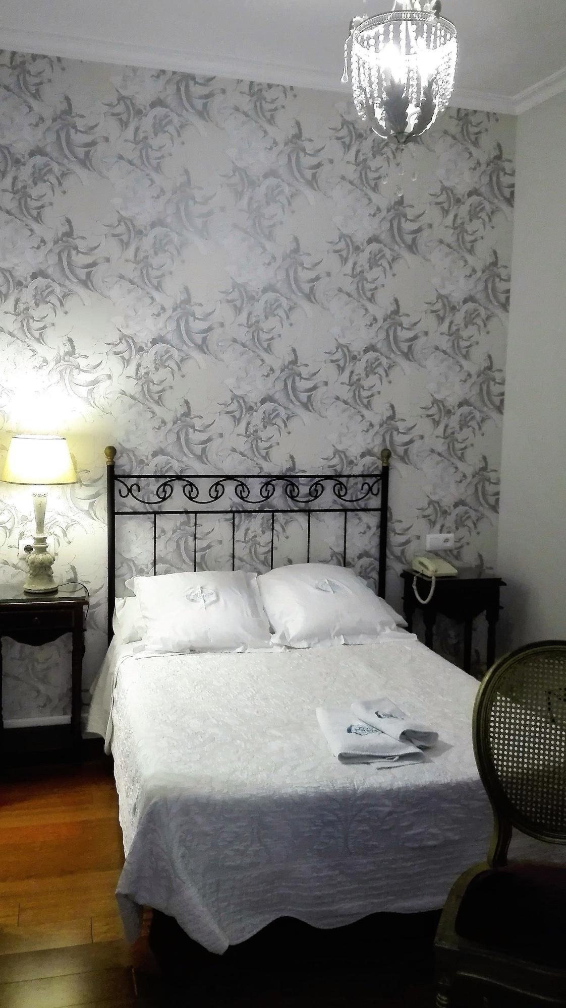 Le Petit Paris Hotel Севиля Екстериор снимка