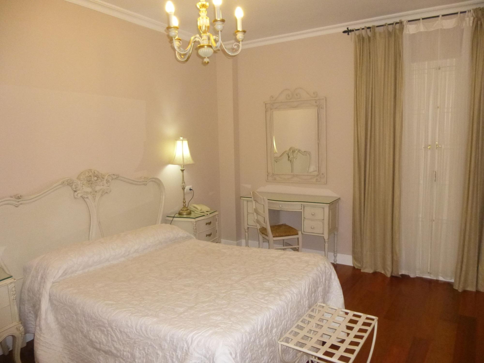 Le Petit Paris Hotel Севиля Екстериор снимка