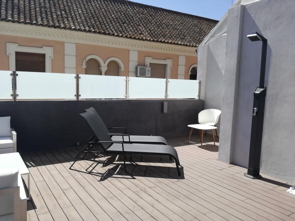 Le Petit Paris Hotel Севиля Екстериор снимка