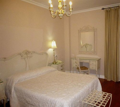Le Petit Paris Hotel Севиля Екстериор снимка