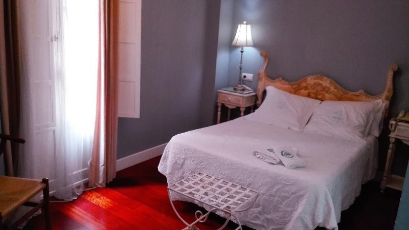Le Petit Paris Hotel Севиля Екстериор снимка