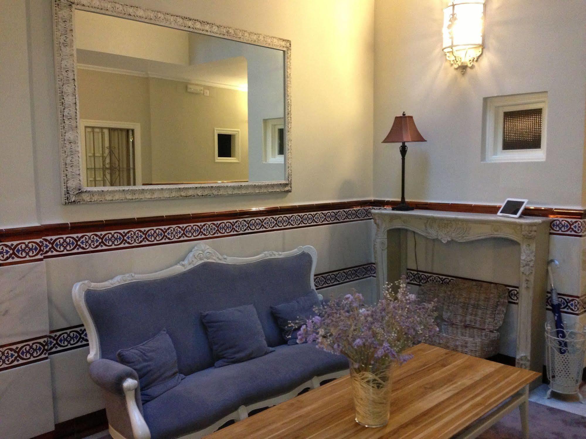 Le Petit Paris Hotel Севиля Екстериор снимка
